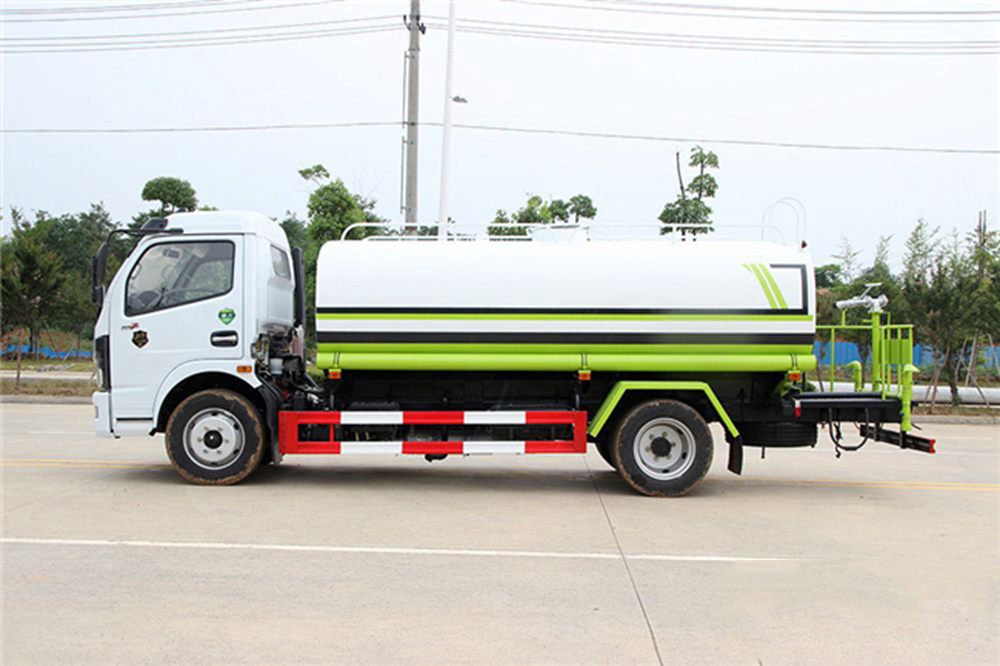 國(guó)六9立方東風(fēng)D7 灑水車(chē) 國(guó)六9立方東風(fēng)D7 灑水車(chē)