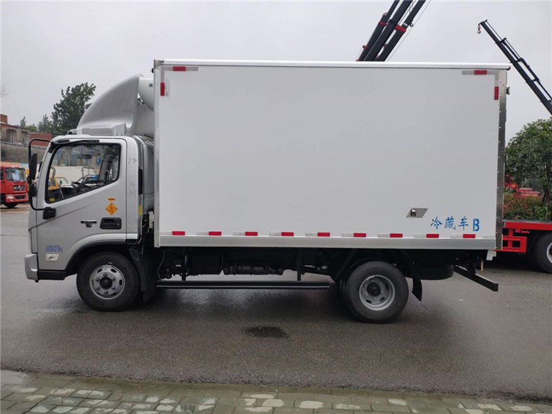 國(guó)六 福田歐馬可156馬力肉鉤冷藏車(chē)