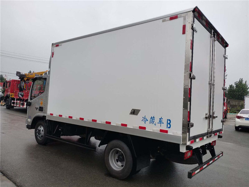 國(guó)六 福田歐馬可156馬力肉鉤冷藏車(chē)