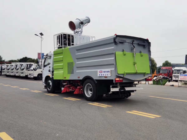 東風(fēng)多利卡7.5方掃路車帶噴霧降塵 東風(fēng)多利卡7.5方掃路車帶噴霧降塵