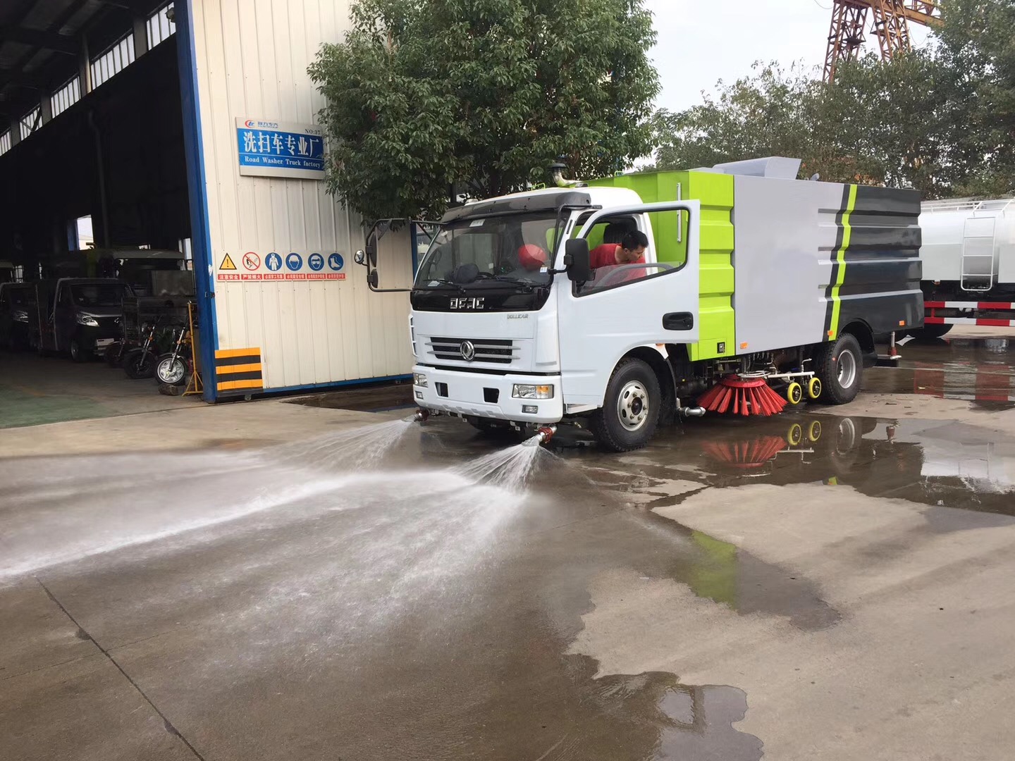 東風大多利卡洗掃車4方塵箱.5方水箱 東風大多利卡洗掃車4方塵箱.5方水箱