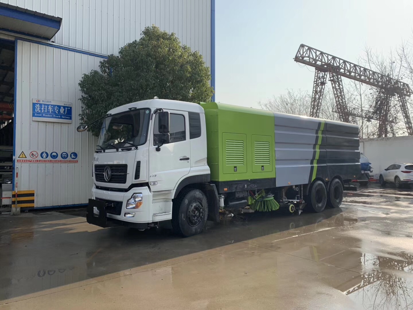 東風天龍大型洗掃車塵箱9方/水箱13方 東風天龍大型洗掃車塵箱9方/水箱13方