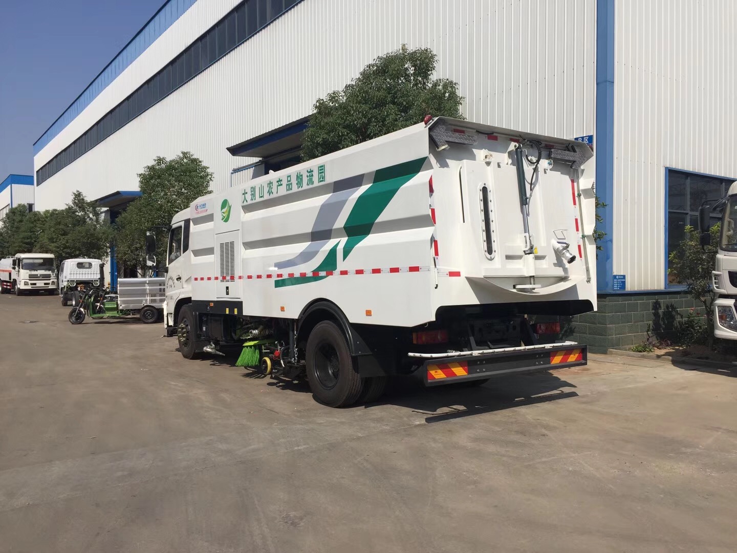 東風天錦洗掃車7方塵箱/8.5方水箱 東風天錦洗掃車7方塵箱/8.5方水箱