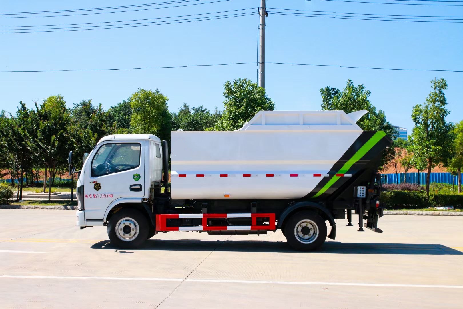 東風(fēng)小多利卡無泄漏后掛桶垃圾車 東風(fēng)小多利卡無泄漏后掛桶垃圾車