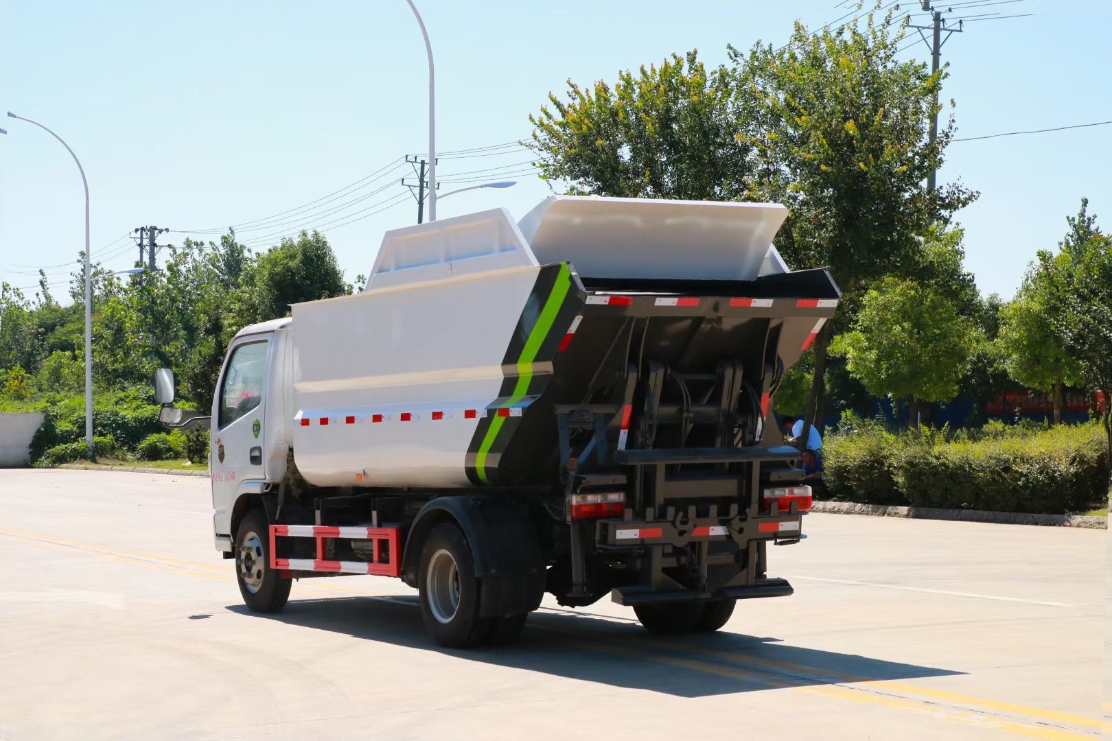 東風(fēng)小多利卡無泄漏后掛桶垃圾車 東風(fēng)小多利卡無泄漏后掛桶垃圾車