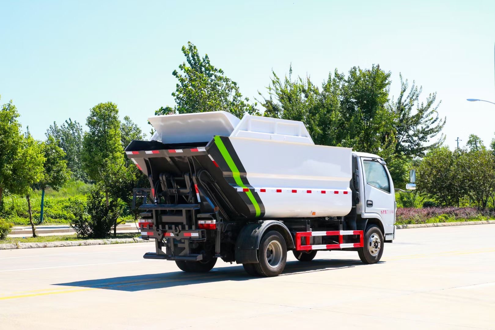 東風(fēng)小多利卡無泄漏后掛桶垃圾車 東風(fēng)小多利卡無泄漏后掛桶垃圾車