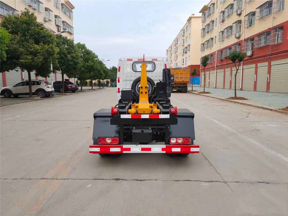 國(guó)六3方 藍(lán)牌躍進(jìn) 勾臂垃圾車(chē) 國(guó)六3方 藍(lán)牌躍進(jìn) 勾臂垃圾車(chē)