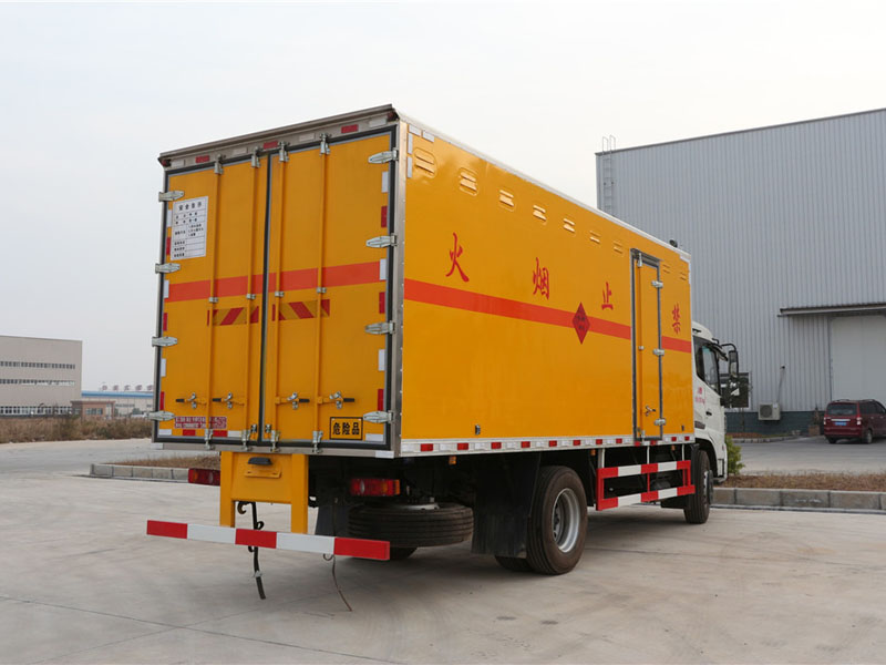 天錦6米2(9.9噸)爆破器材車(chē) 天錦6米2(9.9噸)爆破器材車(chē)